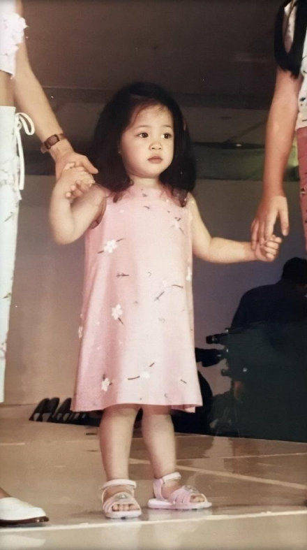 欧阳娜娜演出肩带脱(欧阳娜娜小时候走秀哭)