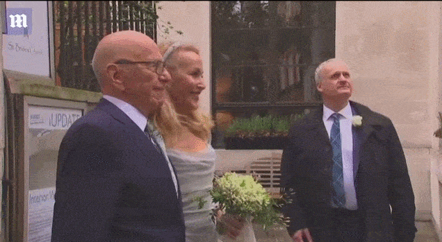 跟邓文迪“抢”一个男人，59岁嫁了个亿万富翁，现在离婚了，还没有天价分手费？