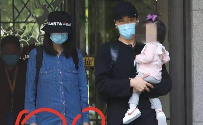 褪去女神高圆圆的光环!穿牛仔裤黑裤子看起来像大妈,40岁的状态太真实了