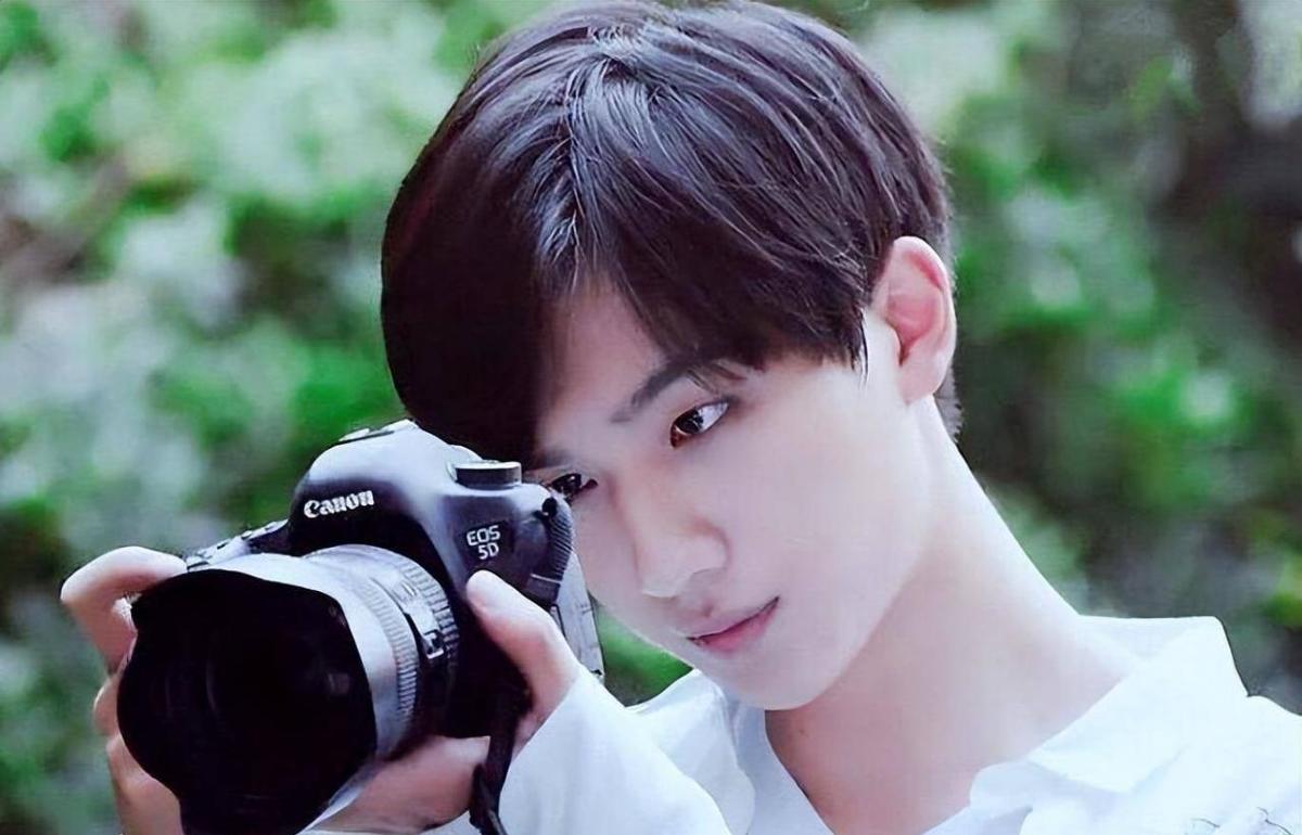 凭借《变形计》走红娱乐圈的幸运男孩李宏毅,至今仍是赵露斯的绯闻男友。