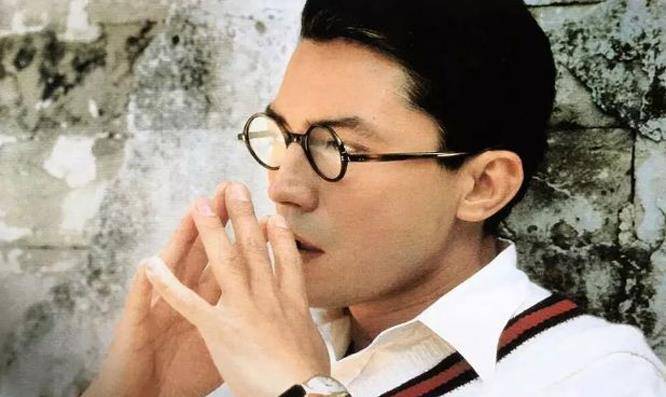 他是由养母带大的。他是亚洲最漂亮的男人。27岁分手,68岁仍单身。