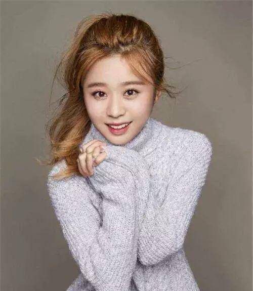 6岁时,她出道,认林心如为养母,并受到郑铮的称赞。现在22岁的她就是这样。