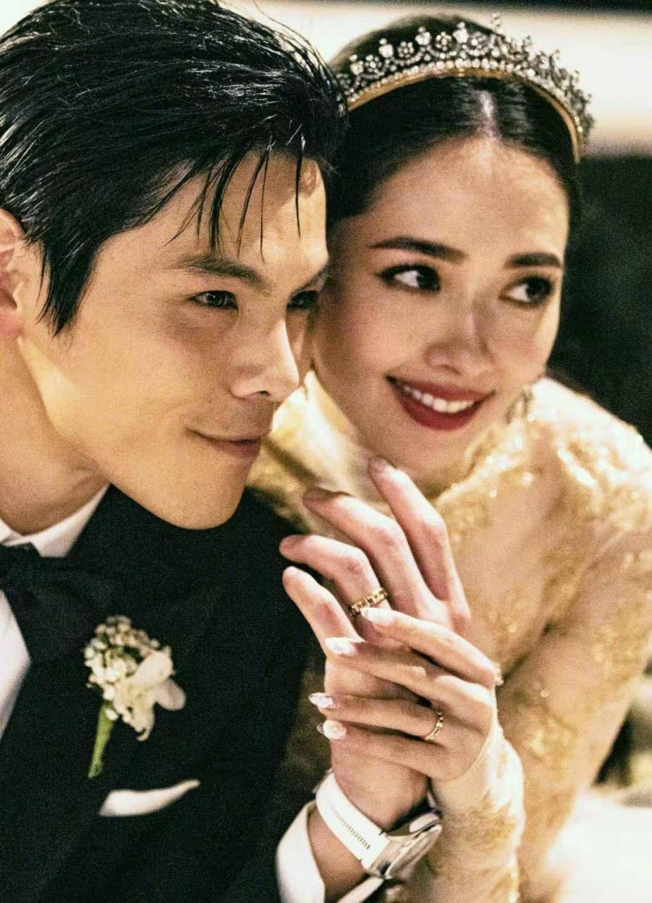 配上Bea Hayden婚礼的唯美现场照,郭爸爸一脸严肃,双方公婆表情各异。