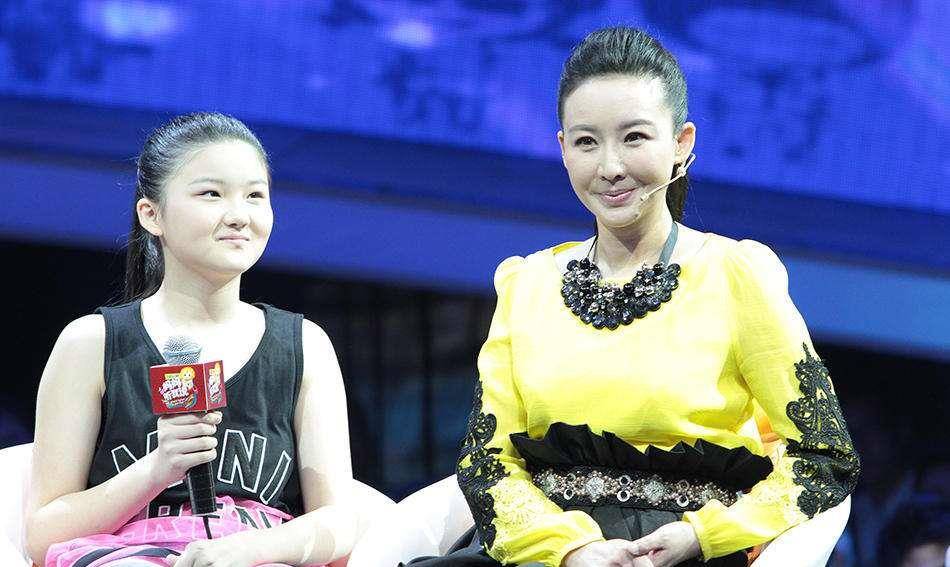 孙带着女儿去看戏了。22岁那年,她买了宝药。宝瑶的外貌变化很大,她很苗条,有皮肤。