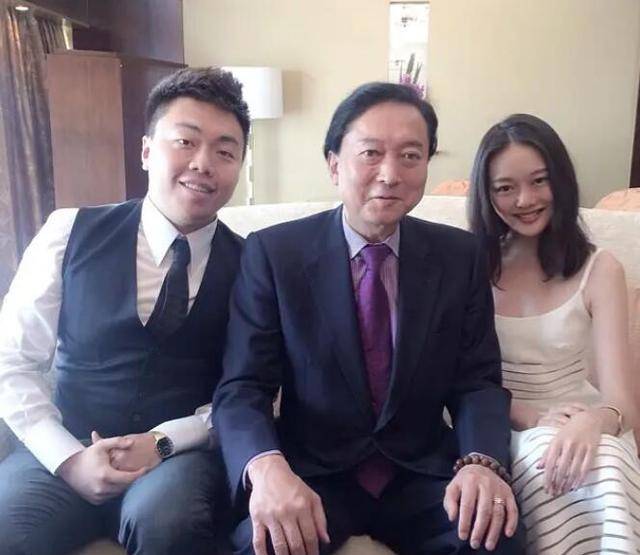 热依扎恢复机场照(热依扎晒全家福感谢粉丝)