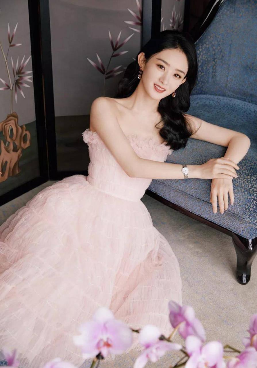 赵穿着粉色的纱裙，真的很漂亮，像是从画中走出来的美人。