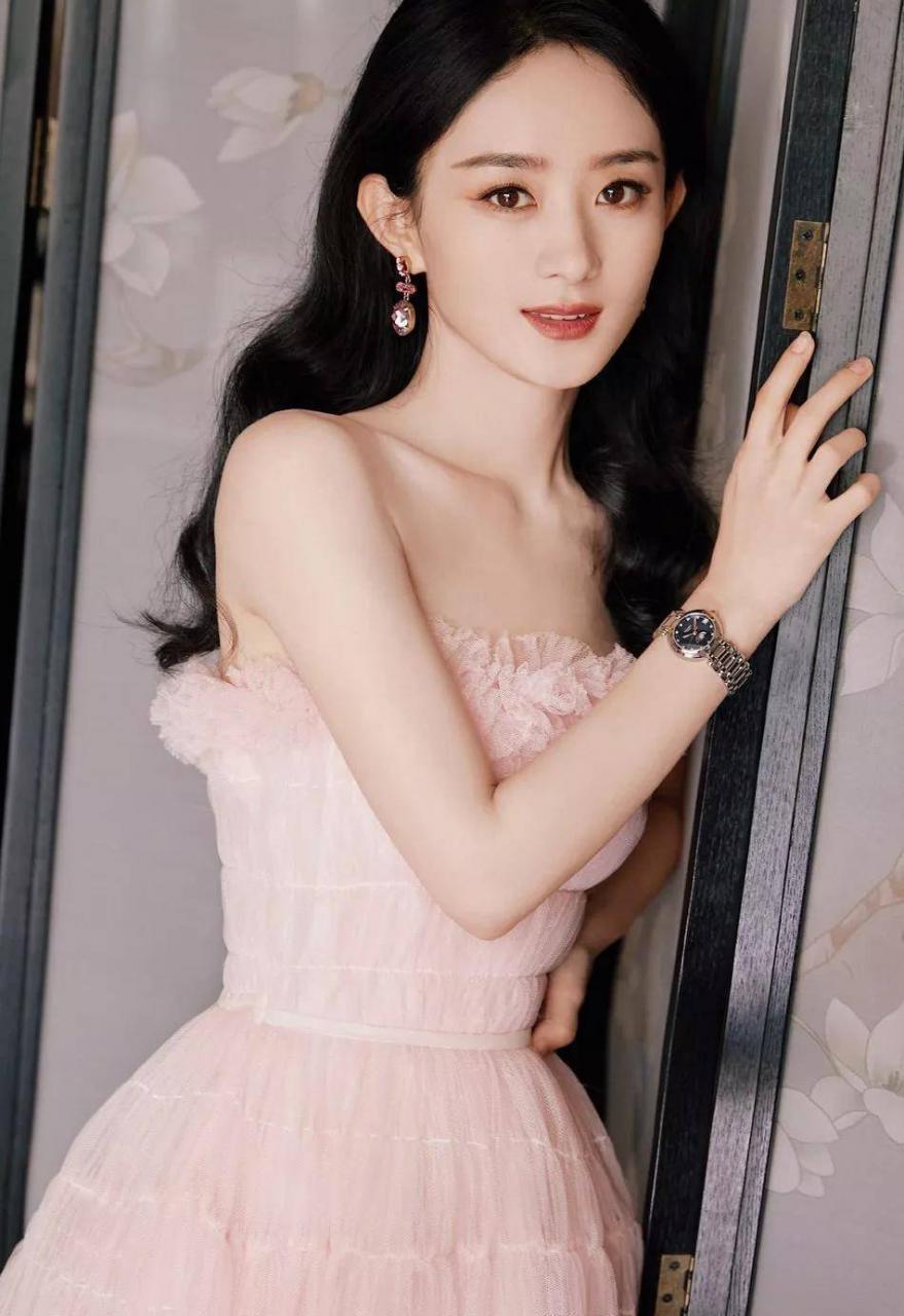 赵穿着粉色的纱裙,真的很漂亮,像是从画中走出来的美人。