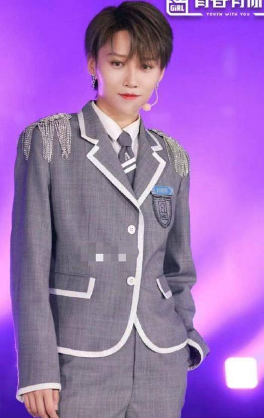 刘雨欣舞台造型曝光,穿低腰西装热舞,代言衣服被嘲讽油腻。