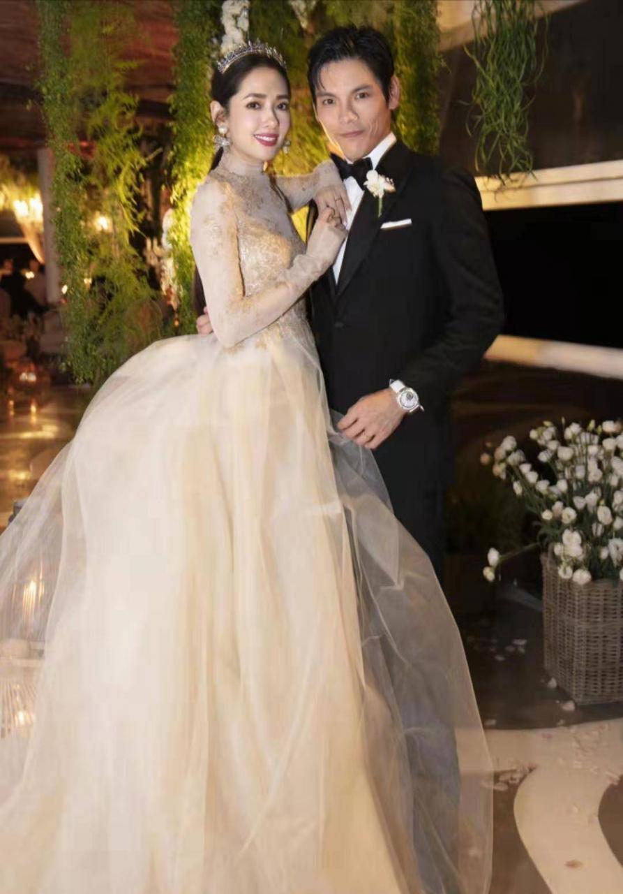 配上Bea Hayden婚礼的唯美现场照,郭爸爸一脸严肃,双方公婆表情各异。