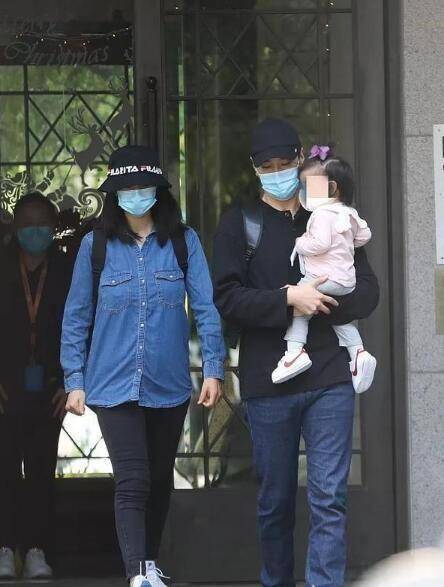 褪去女神高圆圆的光环!穿牛仔裤黑裤子看起来像大妈,40岁的状态太真实了