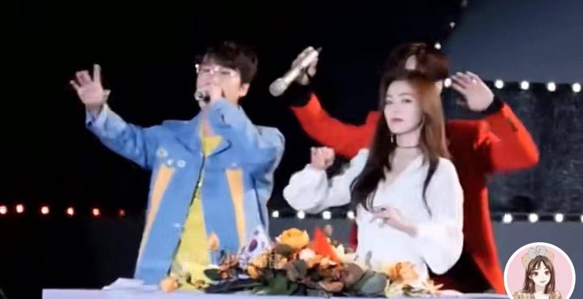 太热了!王排队出现在机场。为了防止老人被推倒,她主动拦住了保镖。