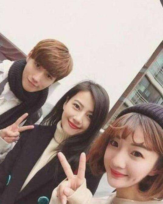 热依扎恢复机场照(热依扎晒全家福感谢粉丝)