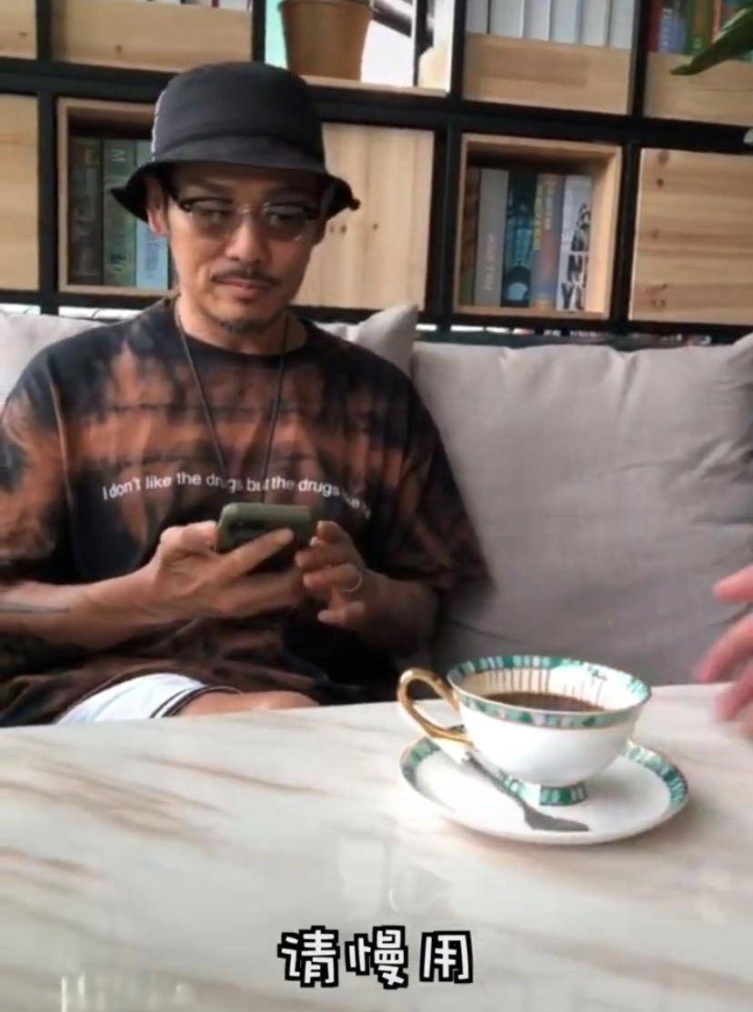 58岁的亚历杭德罗德尔非诺(Alejandro Delfino)看起来胡子拉碴,24岁的妻子很有钱,儿子看起来很高级。