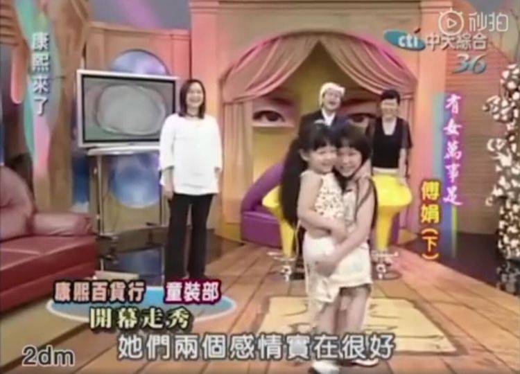 欧阳娜娜演出肩带脱(欧阳娜娜小时候走秀哭)