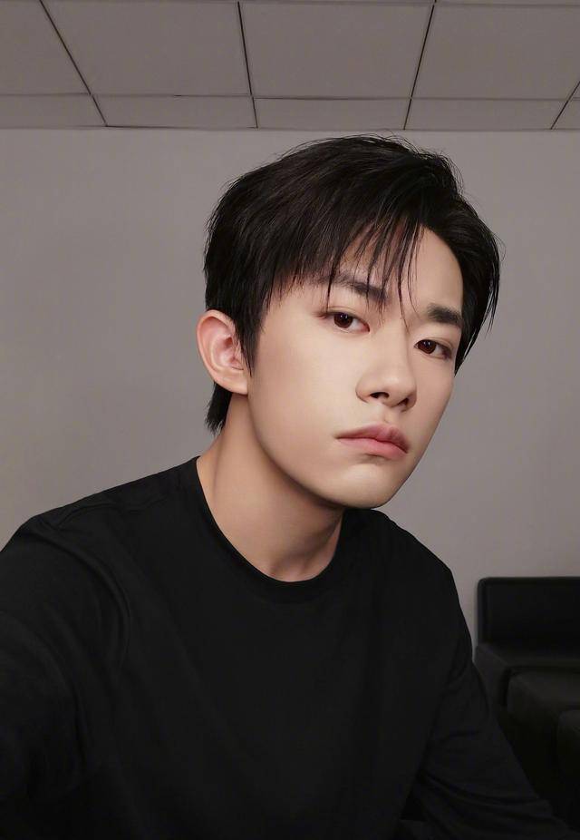 易烊千玺穿军装照片(易烊千玺黑衣照)