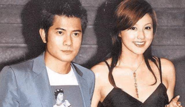 藤原纪香,49岁的和服,时尚动人。她自拍没有皱纹,参加老公的歌舞伎表演。