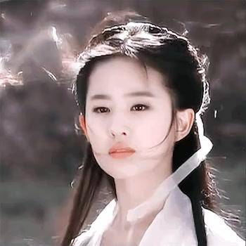 刘亦菲是绝色美女吗?粉丝:颜出道就是巅峰,眼神清纯十年。