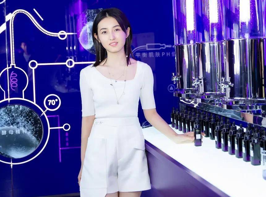 12岁的张子枫的“肉肉照”火了,她的大腿比现在粗一倍,不愧是美丽狂人!