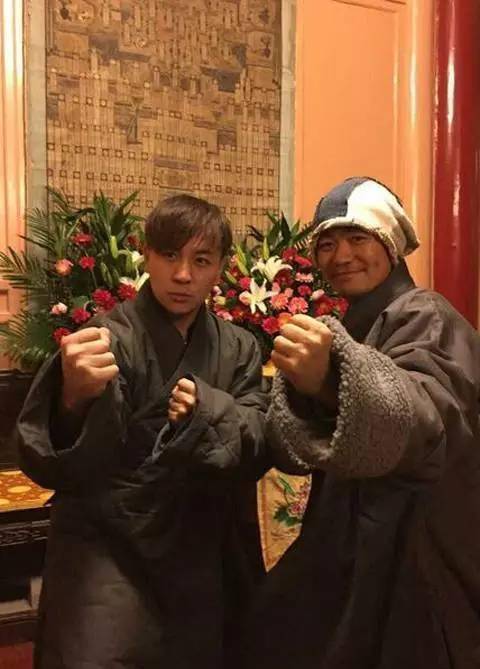 他们都是少林寺的弟子，在王的电影里有很多。为什么释小龙没有人？