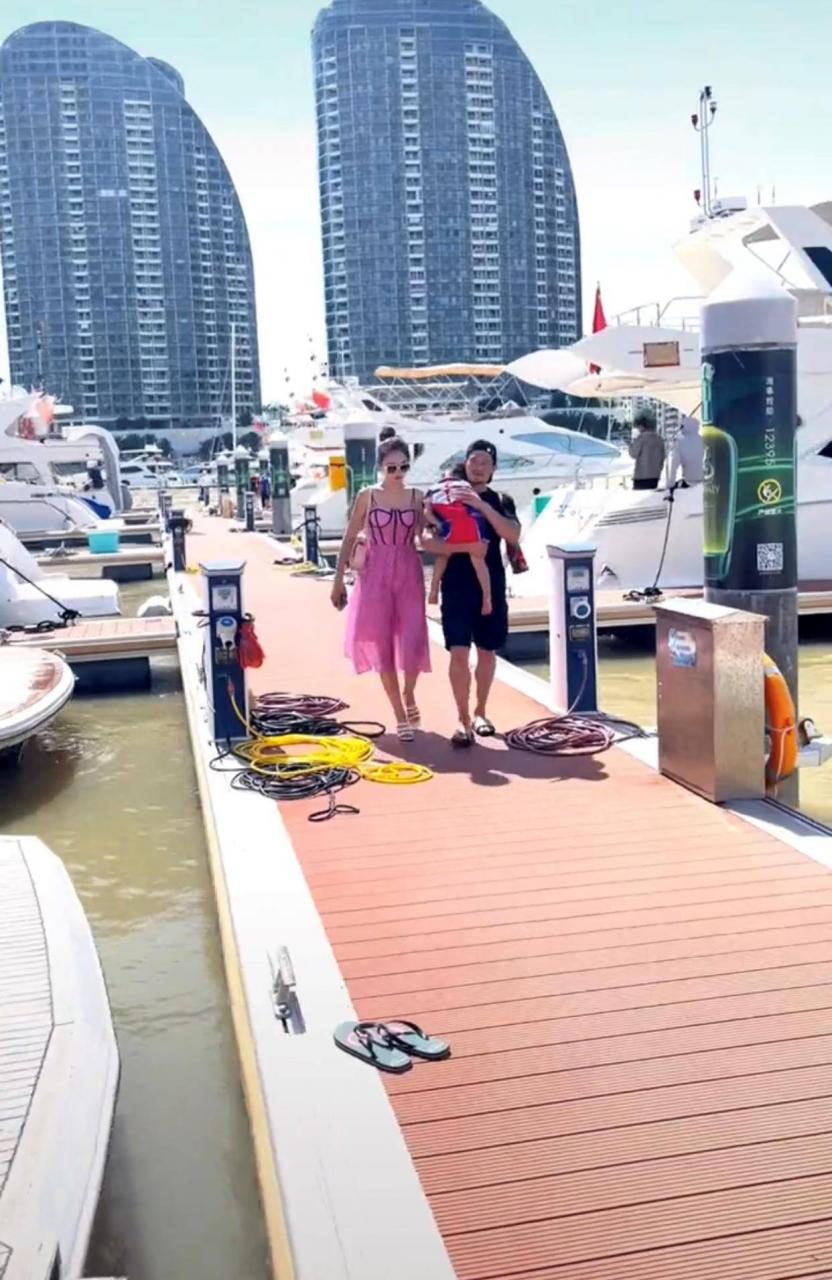 嘎子带着一家四口乘游艇出海。他的妻子又热又白，他的两个儿子看起来像他们的父亲。