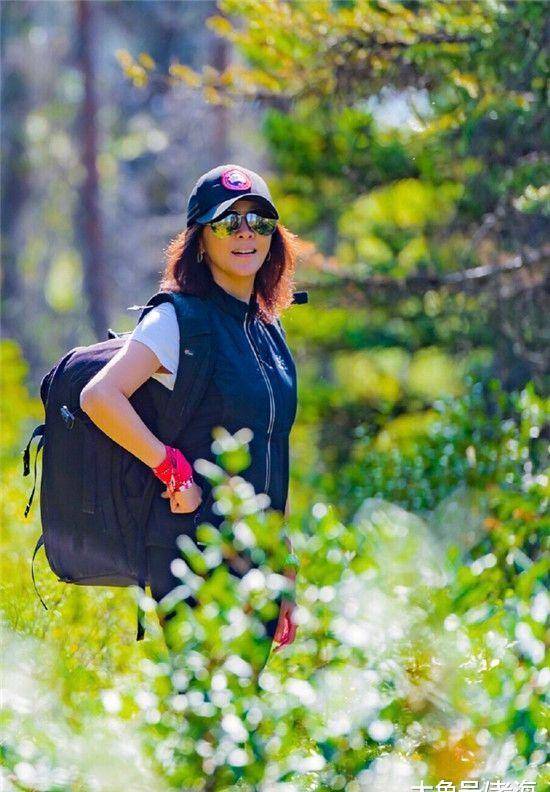 刘嘉玲自拍了一张照片，用五个字来概括她的心情。她是那么美，没有恨也没有爱！你什么时候回家？