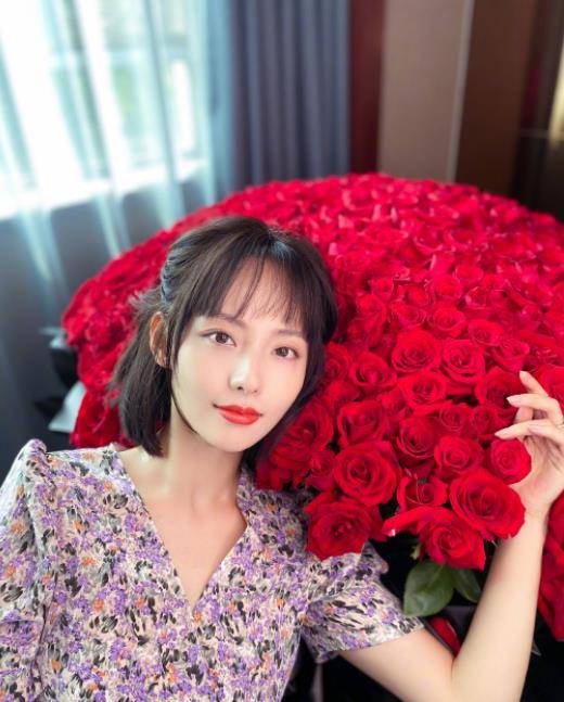 郭美女Jacky的真爱?珍妮穿着碎花裙,身旁的玫瑰花太抢眼了。