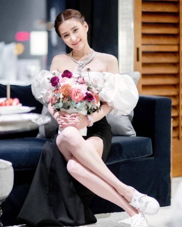 何超莲穿牛仔裤图片(何超莲个人资料身价)