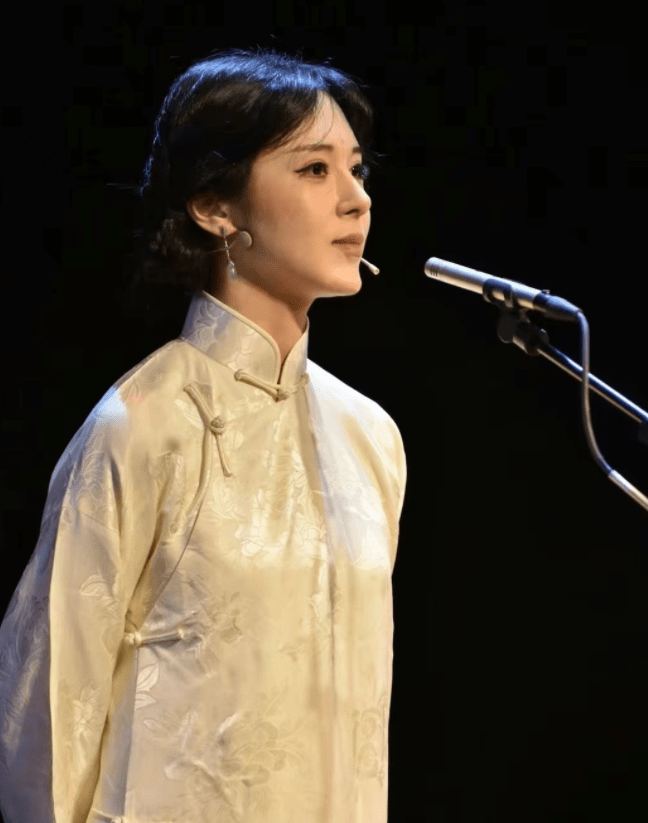 知名相声女演员半夜被“袭击”，卧室门被射成碎片，有明显弹孔。