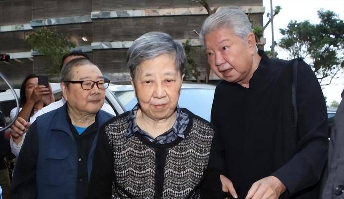 周慧敏交代了倪匡的后事:父亲的葬礼很简单,遗体已经火化。