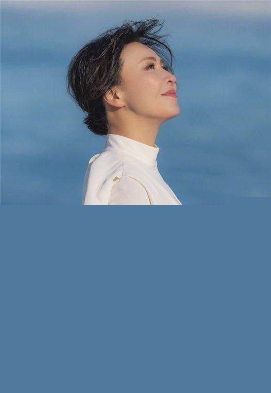 刘嘉玲自拍了一张照片，用五个字来概括她的心情。她是那么美，没有恨也没有爱！你什么时候回家？