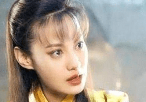 女星黑化：高圆圆眼神坚毅，秦丽精致美丽。