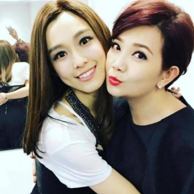 热依扎恢复机场照(热依扎晒全家福感谢粉丝)