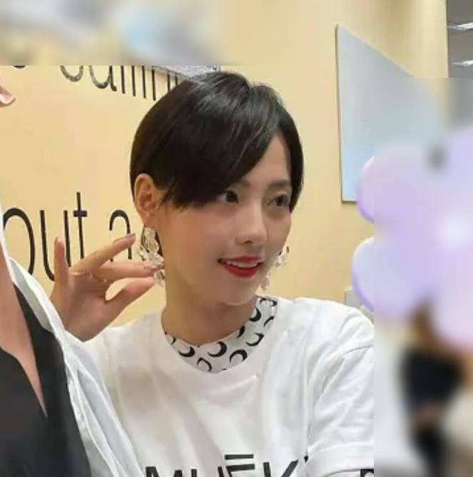 珍妮被拍到扫楼,raw图片的价值被热议。看来电视剧确实有滤镜。