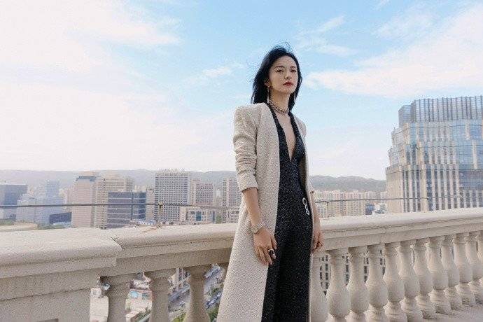 陈瑶曾对萧肃说:“老了也没关系。我不嫌弃你,因为我也老了。”