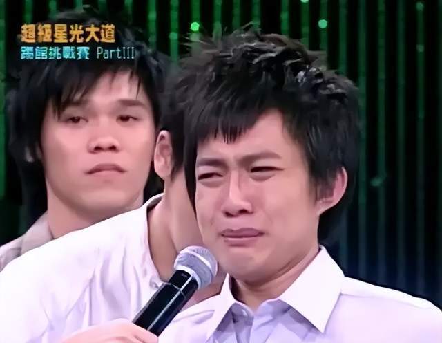 35岁的林宥嘉拍照帅气，下巴尖得像锋利的匕首。粉丝担心她太瘦不健康。