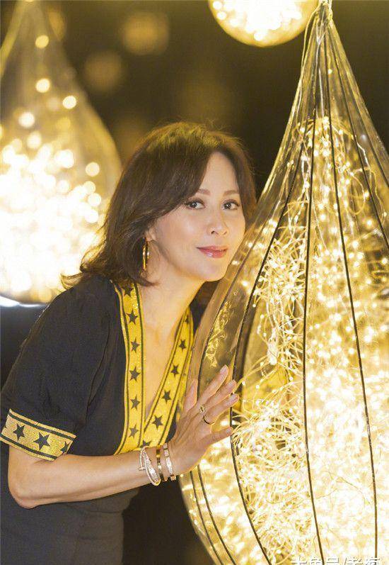 刘嘉玲自拍了一张照片，用五个字来概括她的心情。她是那么美，没有恨也没有爱！你什么时候回家？