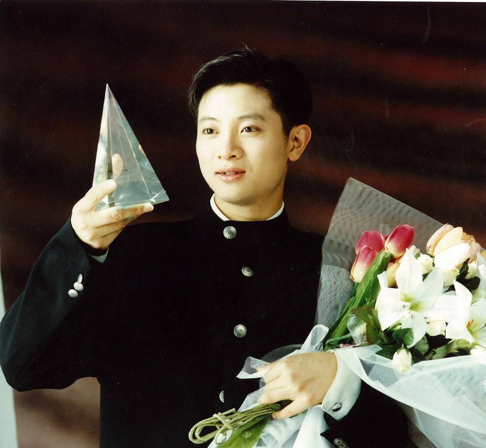 屈生日那天，胡在卡点送上祝福。他的友谊30年没变。爱上四个男人后，