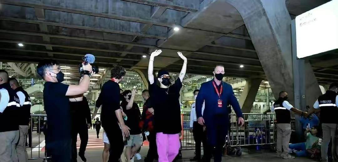 太热了!王排队出现在机场。为了防止老人被推倒,她主动拦住了保镖。