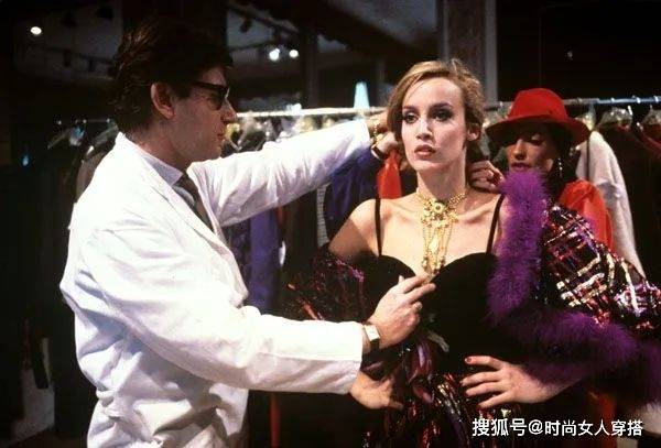 跟邓文迪“抢”一个男人，59岁嫁了个亿万富翁，现在离婚了，还没有天价分手费？