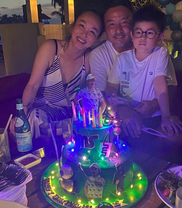 新加坡第一美女范文芳庆祝丈夫生日!像女孩一样又白又漂亮,7岁的儿子长得像他爸爸。