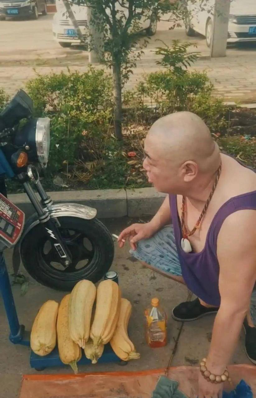 49岁玩骨头摆摊卖菜,穿背心布鞋打扮朴素,之前做过扫大街的环卫工人。