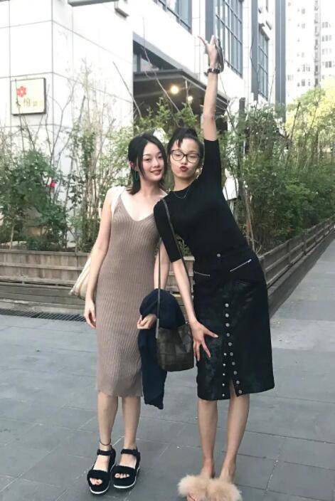 热依扎恢复机场照(热依扎晒全家福感谢粉丝)