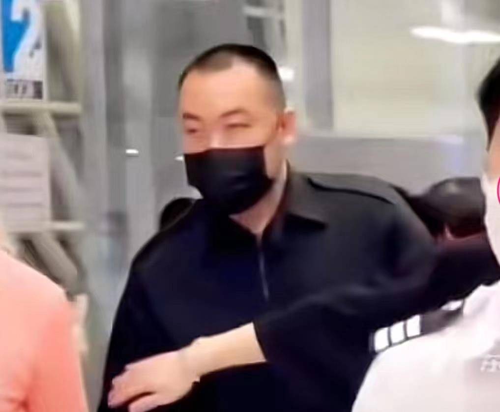 太热了!王排队出现在机场。为了防止老人被推倒,她主动拦住了保镖。