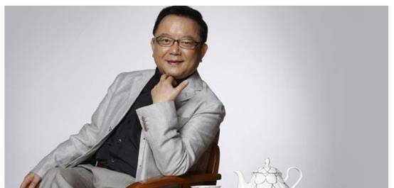 70岁的王刚拍摄了一系列近期照片。他不想出乎意料地展示他的财富。厨房在电话厅安装了一个石狮子。