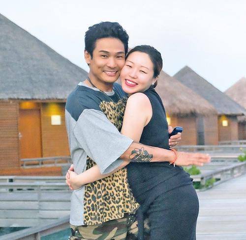 58岁的亚历杭德罗德尔非诺(Alejandro Delfino)看起来胡子拉碴,24岁的妻子很有钱,儿子看起来很高级。