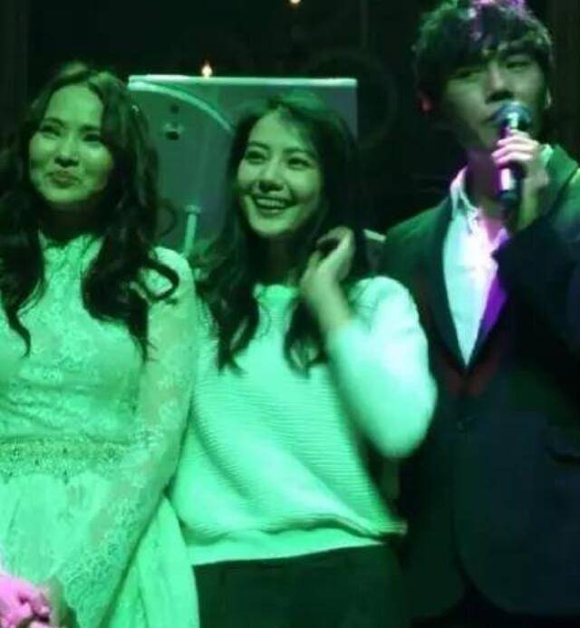 热依扎恢复机场照(热依扎晒全家福感谢粉丝)