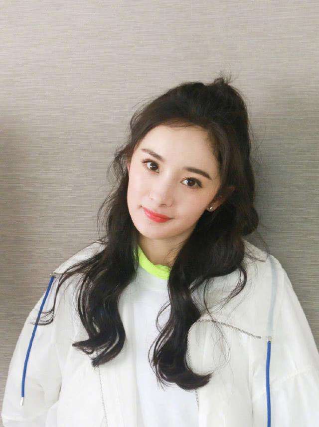 36岁演员杨幂被曝受伤后住院,眼睛严重受伤。他被救护车接走了。