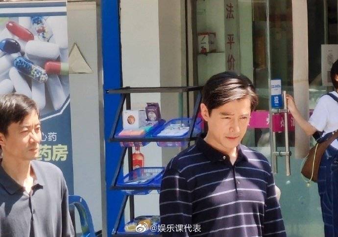 休《县委大院》路透社曝光,一袭白衬衫,表情严肃。