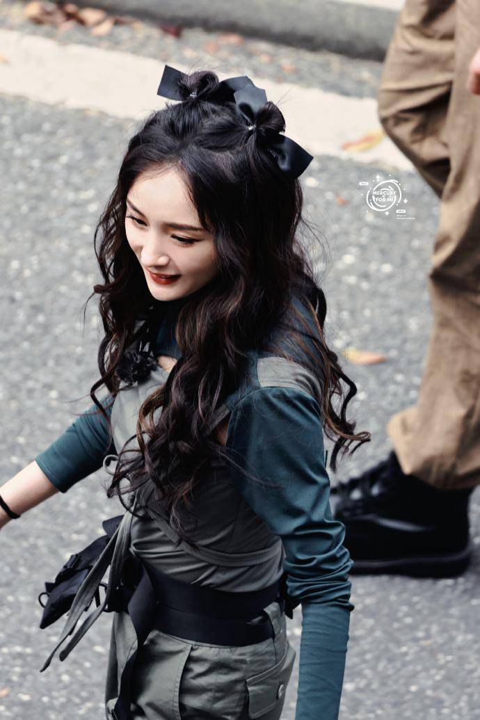 36岁演员杨幂被曝受伤后住院，眼睛严重受伤。他被救护车接走了。