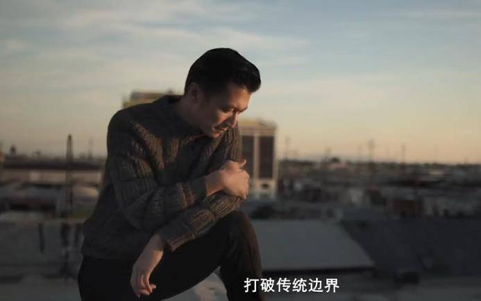 王菲小林青霞机场的近照,一个女强人随风而行,一个低调的女人手捧鲜花。